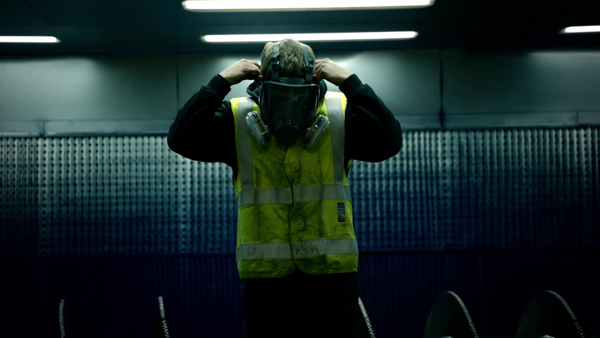 brooker piling solution man putting on mask high-vis